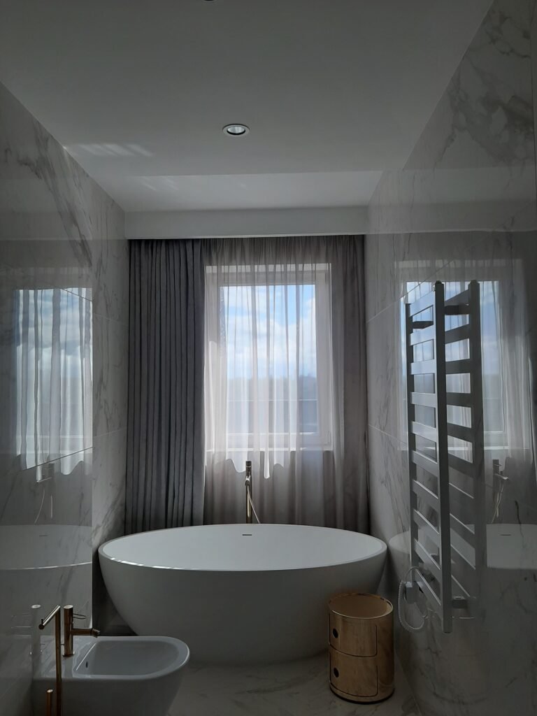 Dieninės ir naktinės užuolaidos vonioje