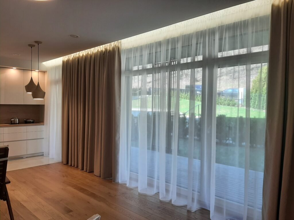 užuolaidos naktinės ir dininės su bėgeliu nošoje, aurelija užuolaidų salonas