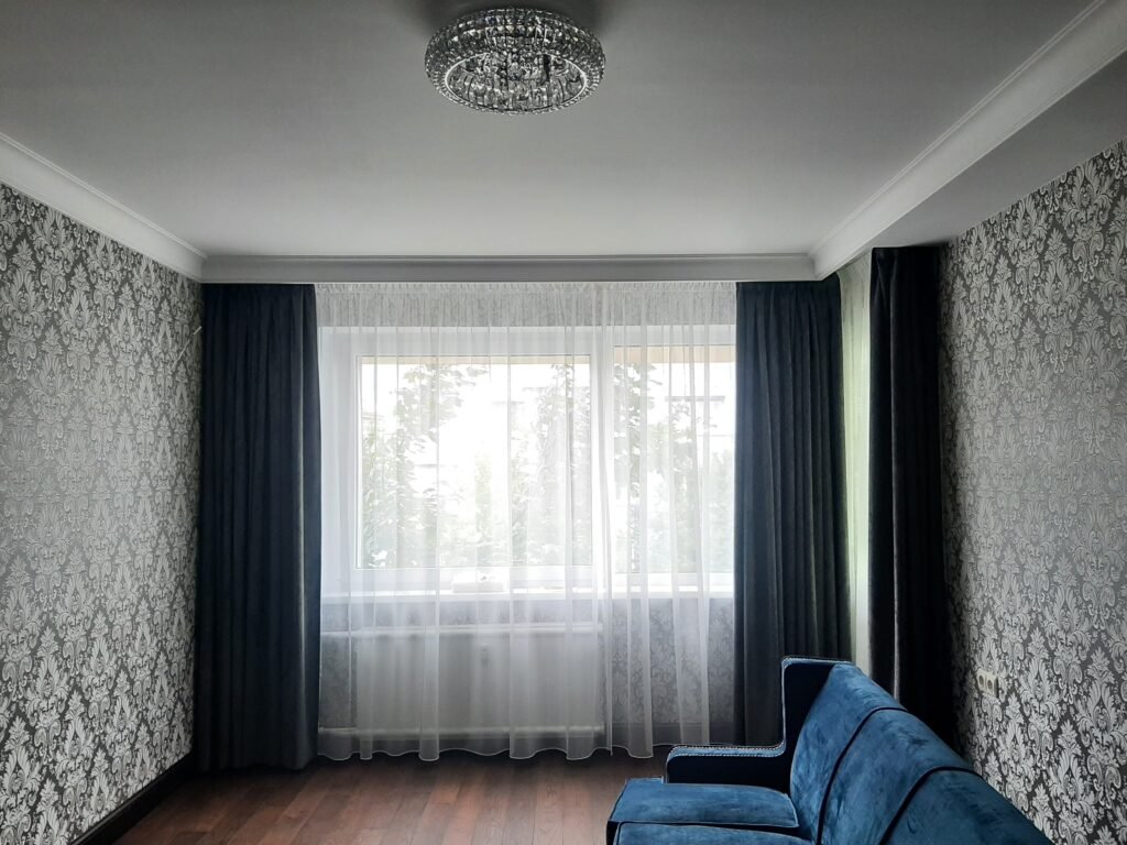 naktinės užuolaidos pilkos spalvos