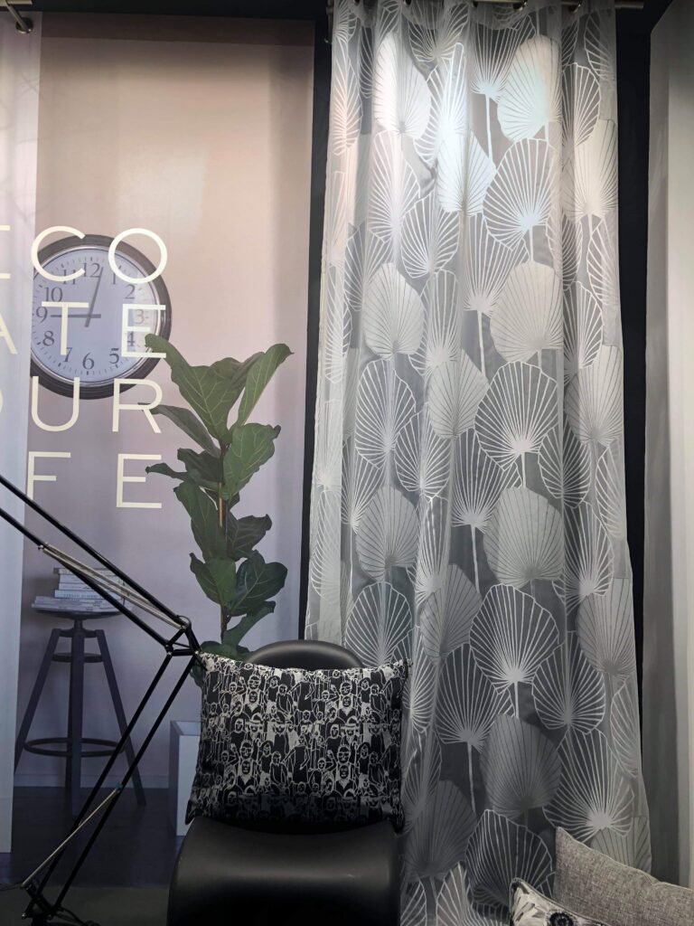 pagalvė priderinta prie užuolaidų